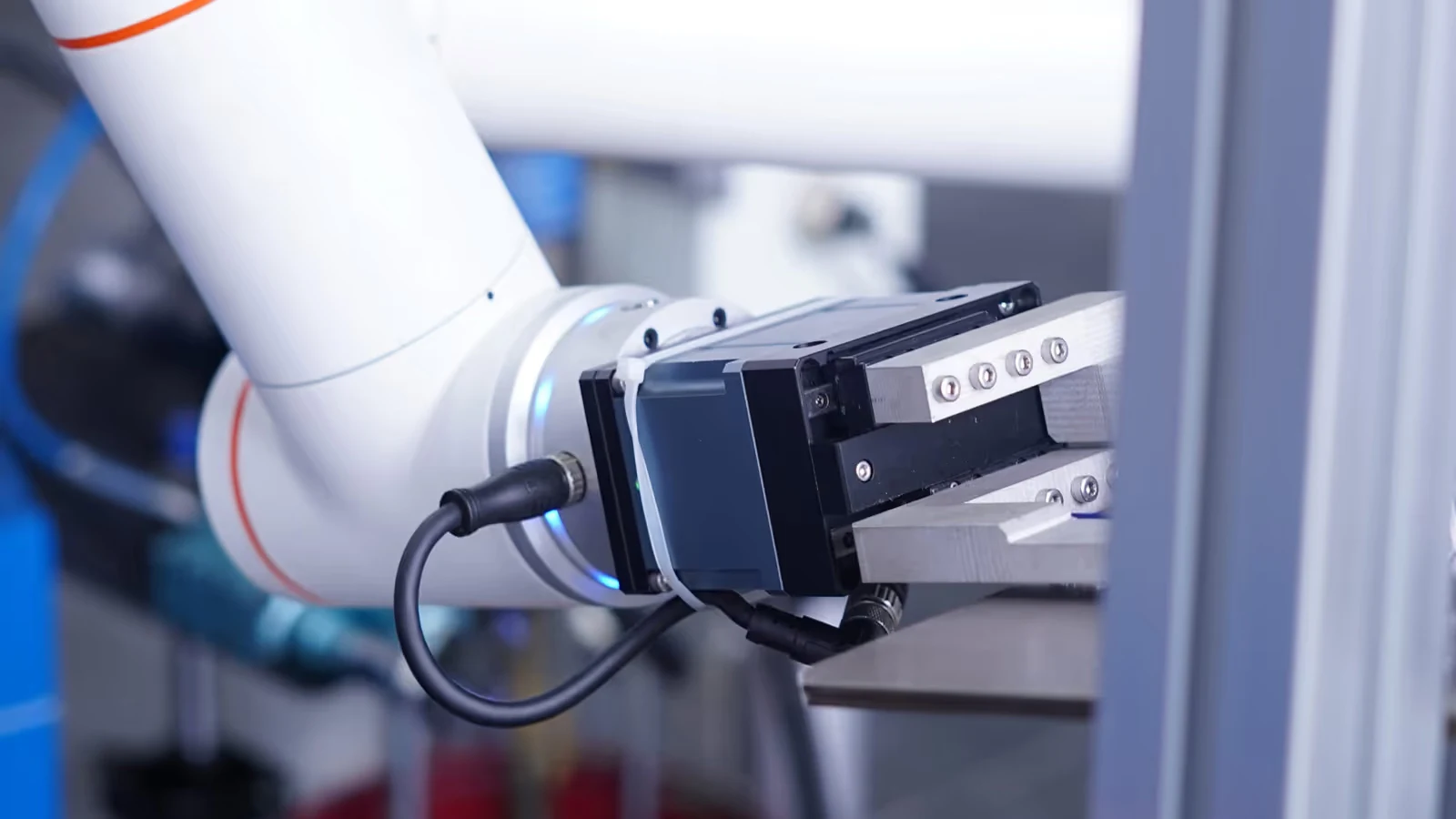 Robot FAIRINO realizando carga de máquina